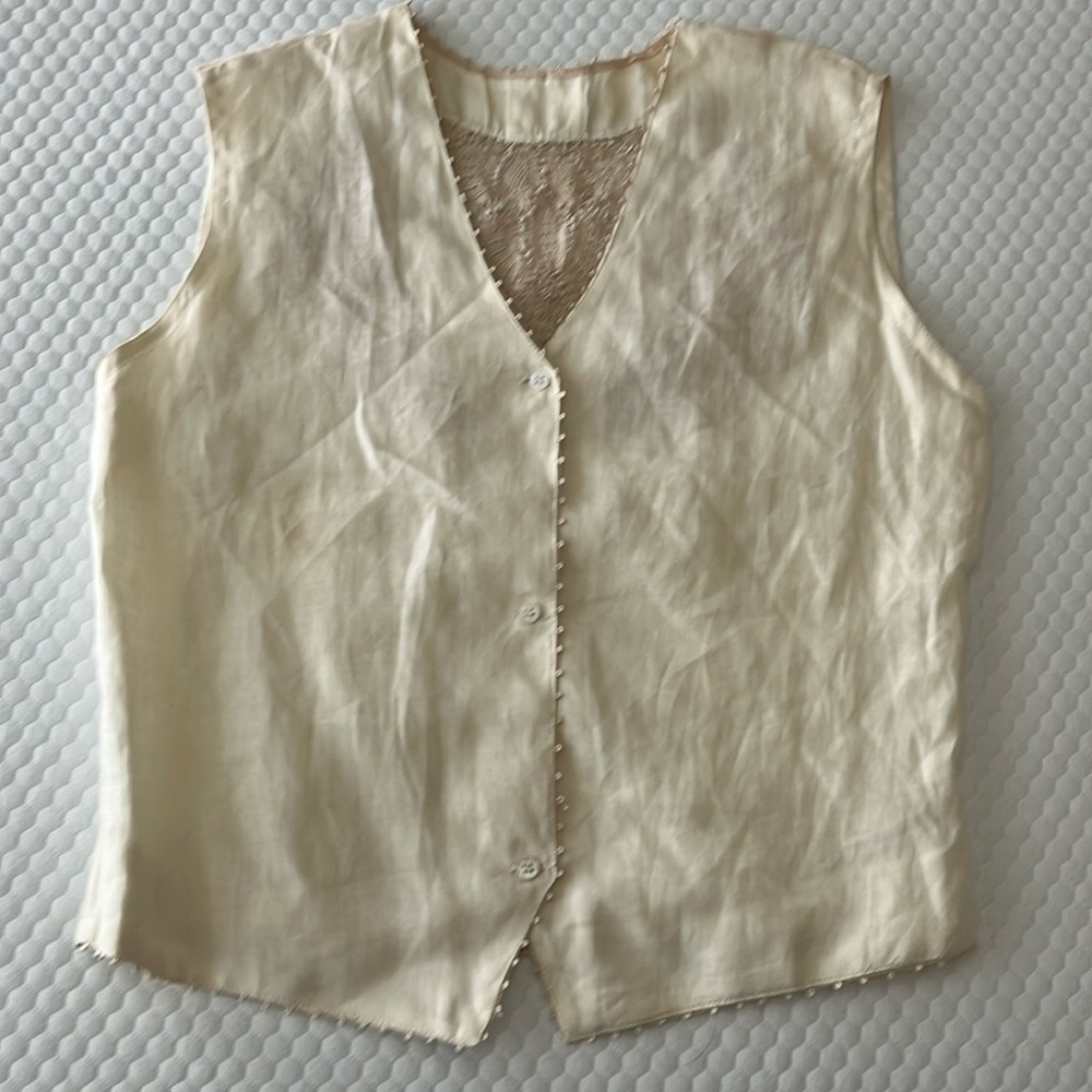 NEW Exquisite linen vest with crocheted detail in the back